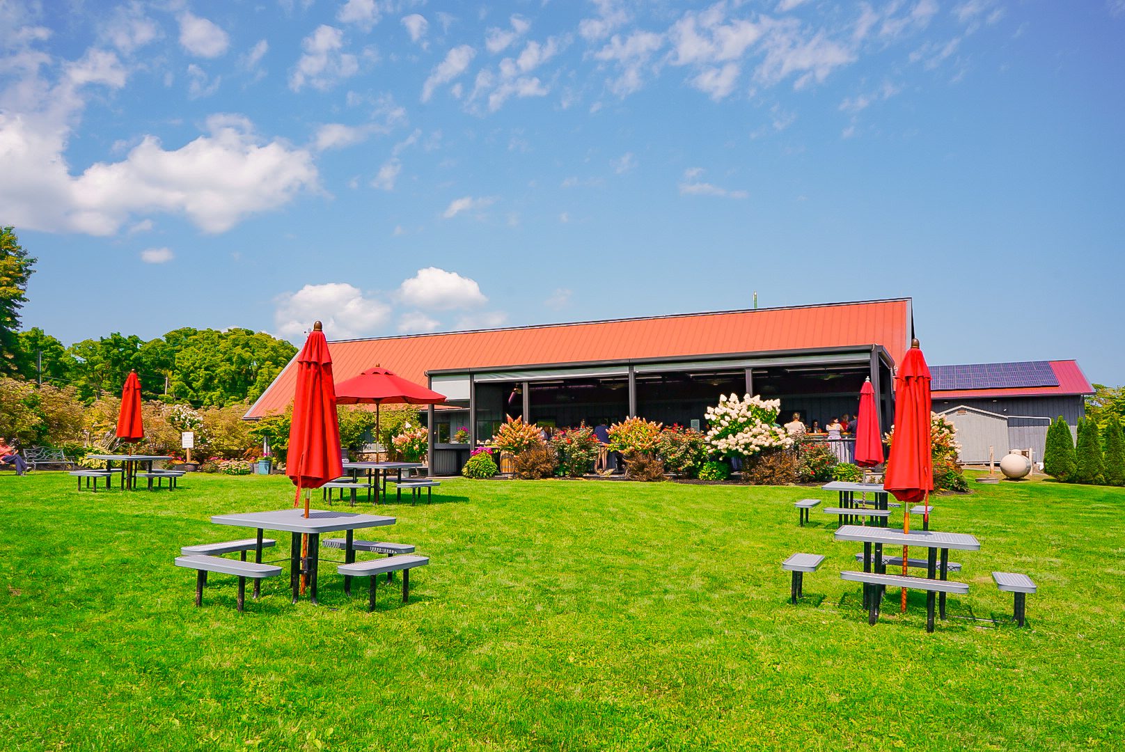 Lakewood Vineyards tasting room and lawn with picnic tables, the deck